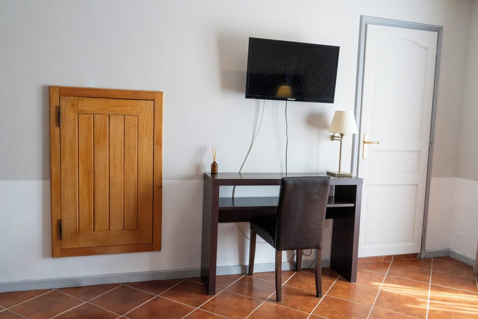 Standard Studio | Living area | Flat-screen TV