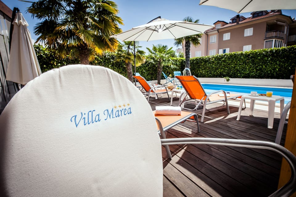 Seasonal outdoor pool, pool umbrellas, sun loungers