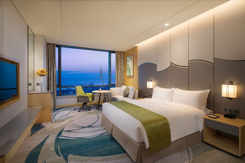Standard Room, 1 King Bed, Lake View | In-room safe, desk, laptop workspace, blackout drapes