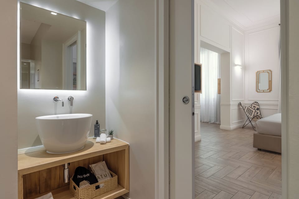 Junior Suite | Bathroom | Shower, eco-friendly toiletries, slippers, bidet