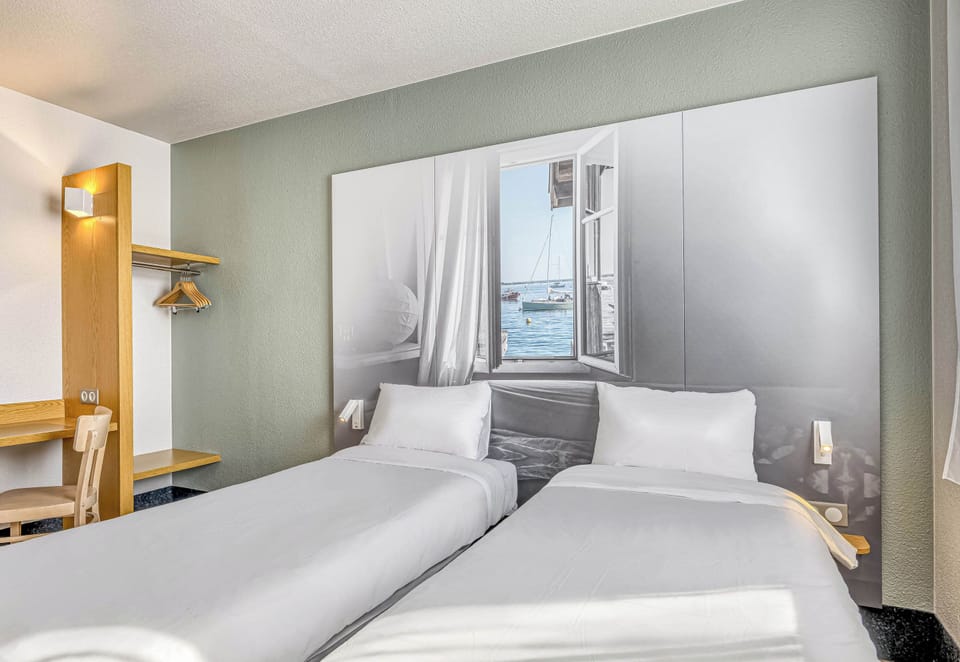 Twin Room | Individually decorated, individually furnished, desk, soundproofing