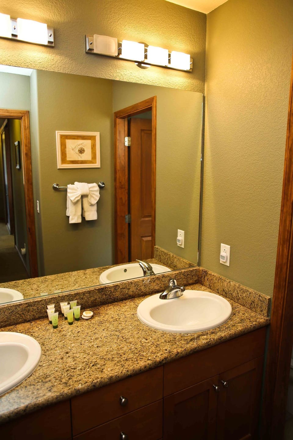 Townhome, 3 Bedrooms (Eagle Run #204) | Bathroom | Combined shower/tub, free toiletries, hair dryer, towels