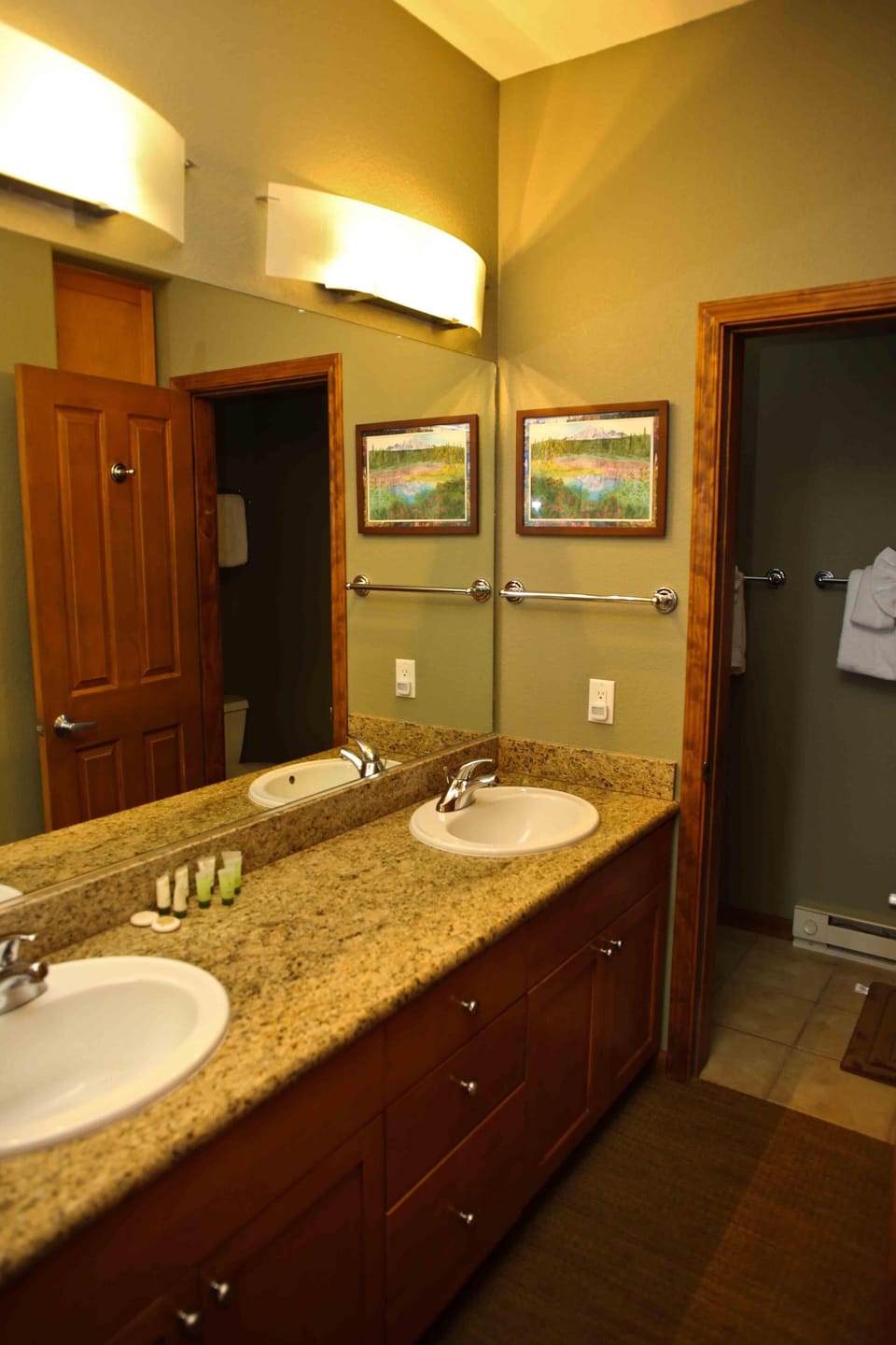 Townhome, 3 Bedrooms (Eagle Run #204) | Bathroom amenities | Combined shower/tub, free toiletries, hair dryer, towels