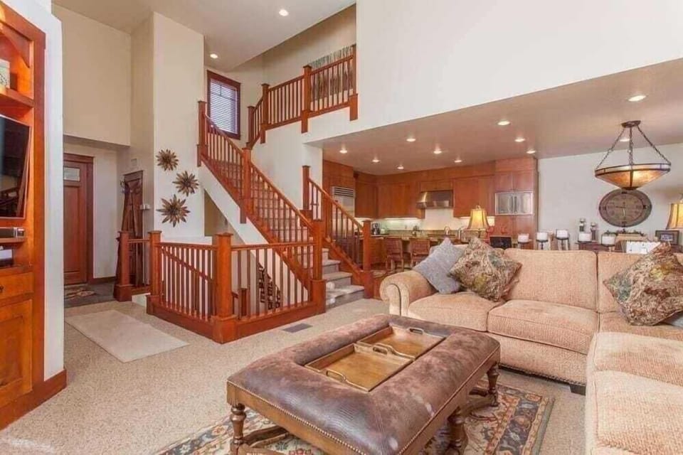 Flat-screen TV, fireplace