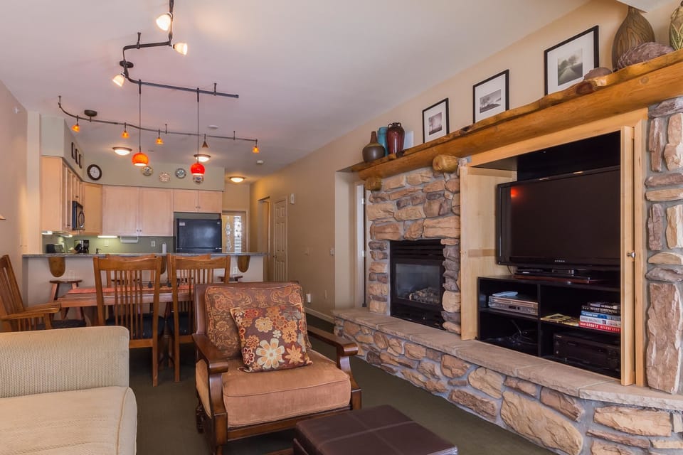 Townhome, 2 Bedrooms (Mammoth Green #105) | Living area | Flat-screen TV, fireplace