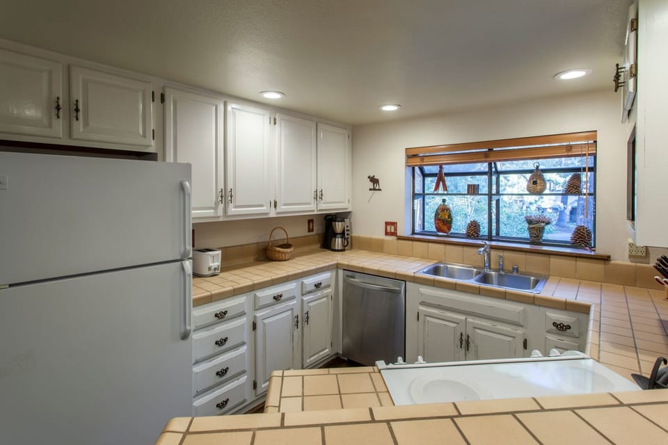 Townhome, 3 Bedrooms (Snowflower #62) | Private kitchen | Fridge, microwave, oven, stovetop