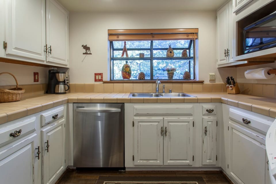 Townhome, 3 Bedrooms (Snowflower #62) | Private kitchen | Fridge, microwave, oven, stovetop