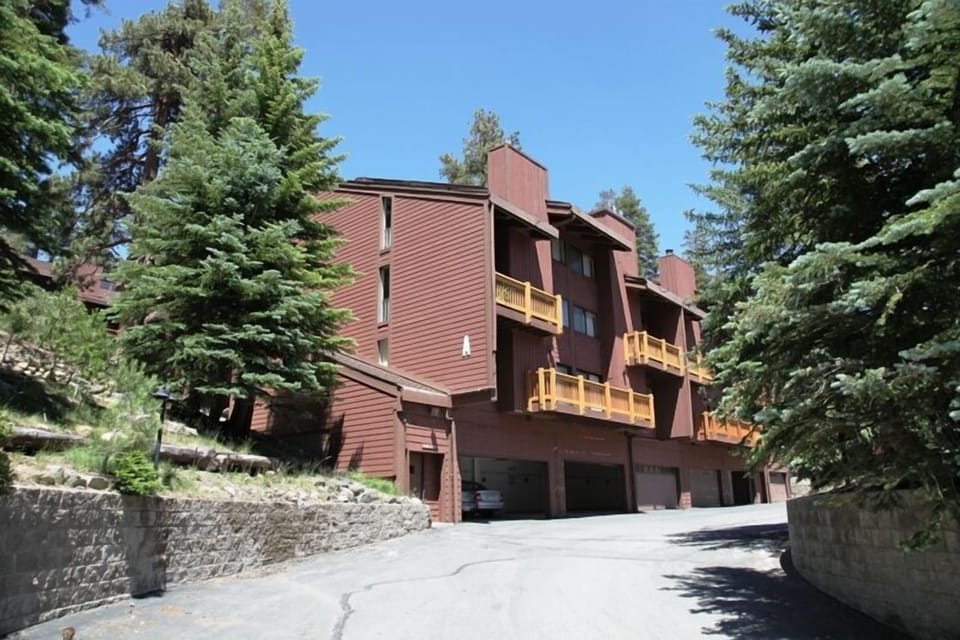Mammoth Lodging | Mammoth Ski & Racquet Club #4