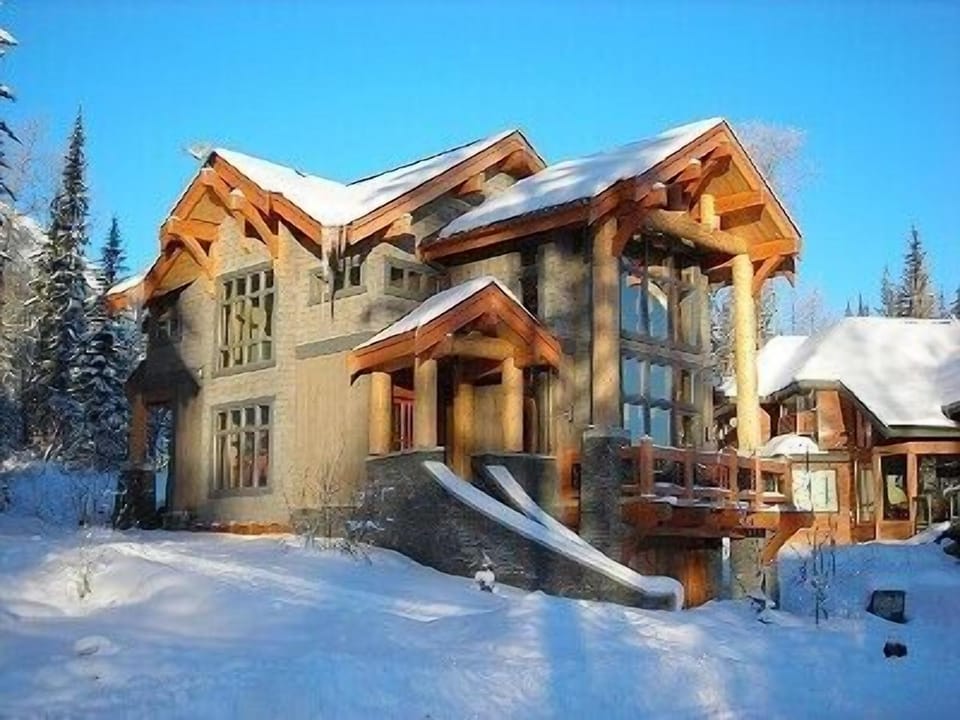 Ski-In Ski-Out - ski right to the back door of the home & directly to the lifts