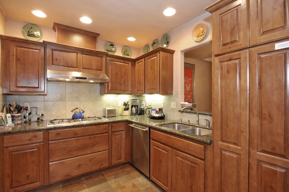 Granite counter tops and vintage Mexican plates on the walls in the kitchen.