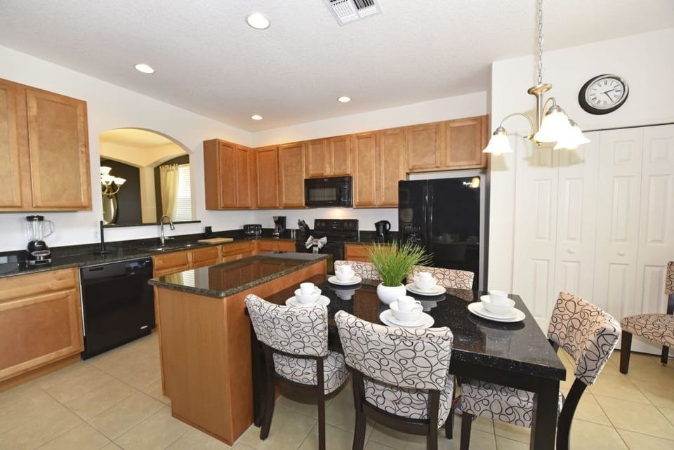 House, 6 Bedrooms | Private kitchen | Microwave, oven, coffee/tea maker