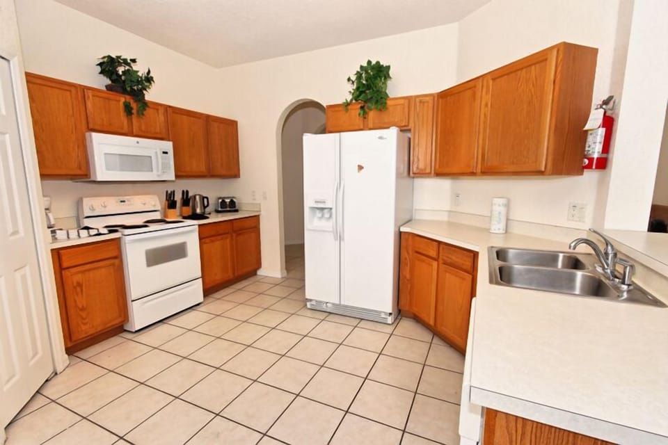 House, 5 Bedrooms | Private kitchen | Oven, coffee/tea maker
