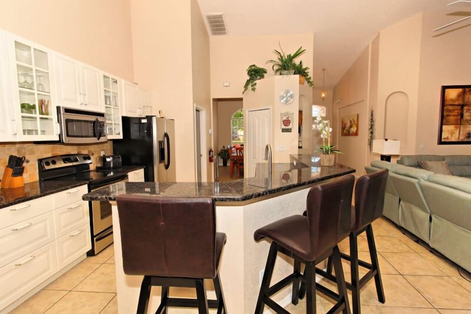 Villa, 5 Bedrooms | Private kitchen | Fridge, microwave, oven, coffee/tea maker