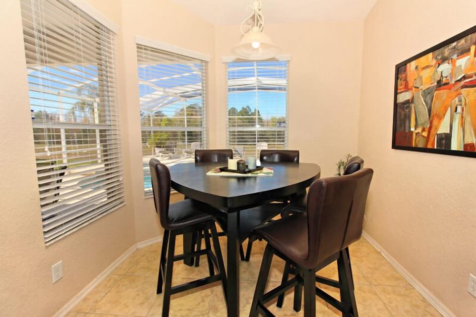 Villa, 5 Bedrooms | In-room dining