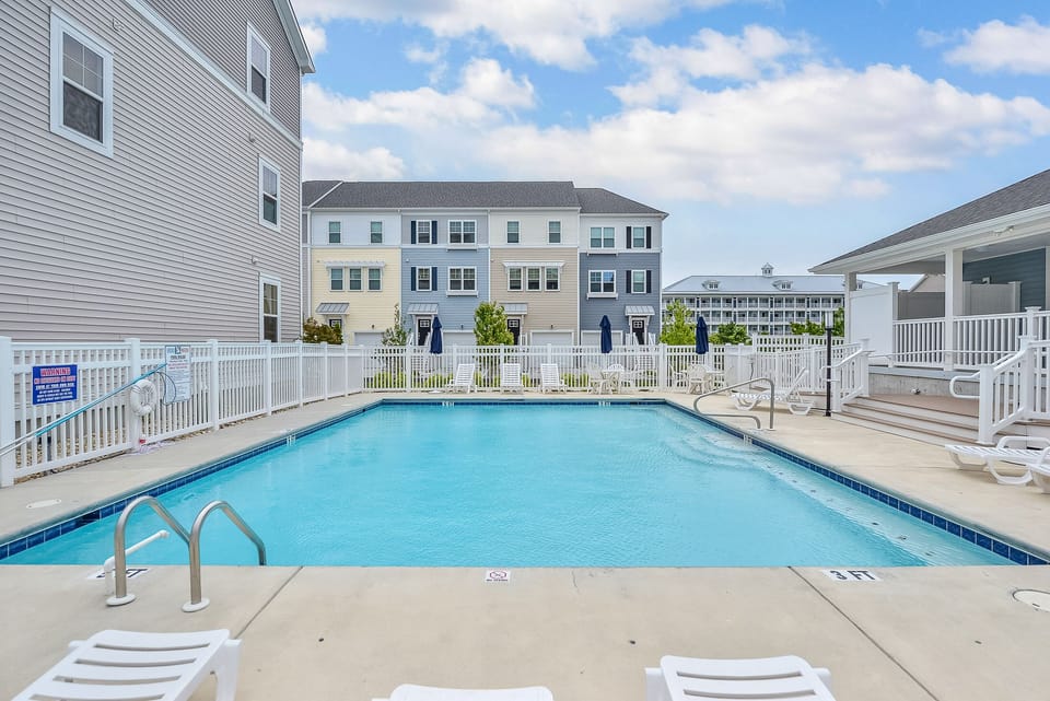 Community Pool house with shower/bathroom (Open from Memorial to Labor day)