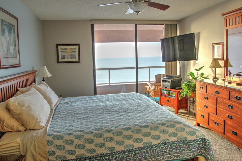 Bedroom - king size bed