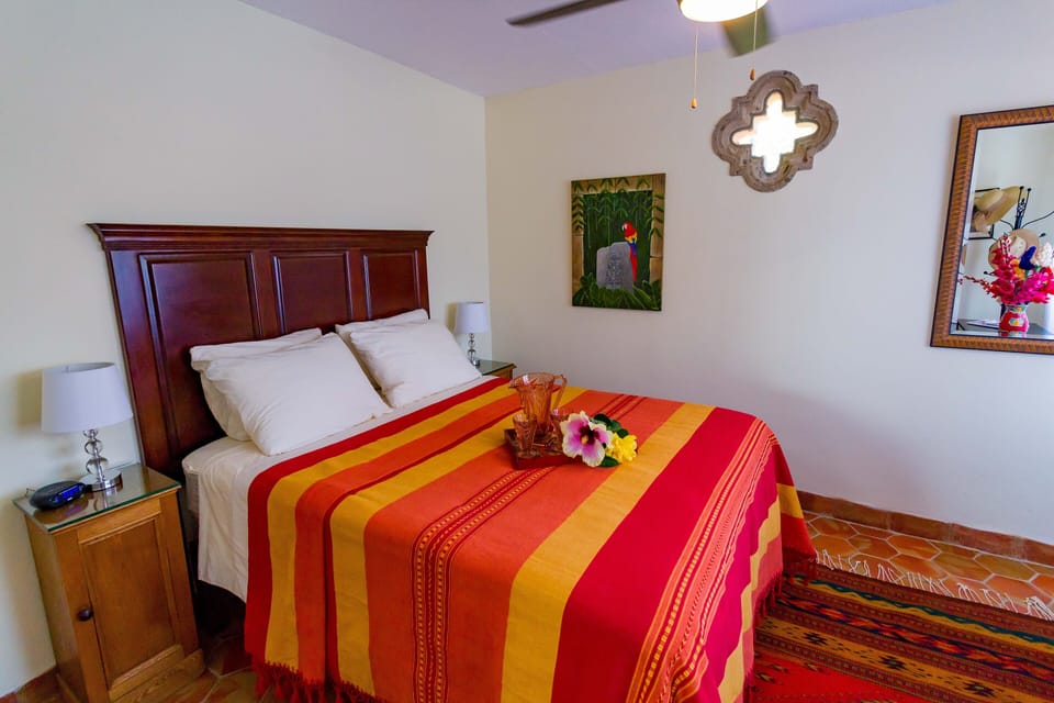 Queen bed, very comfortable mattress.