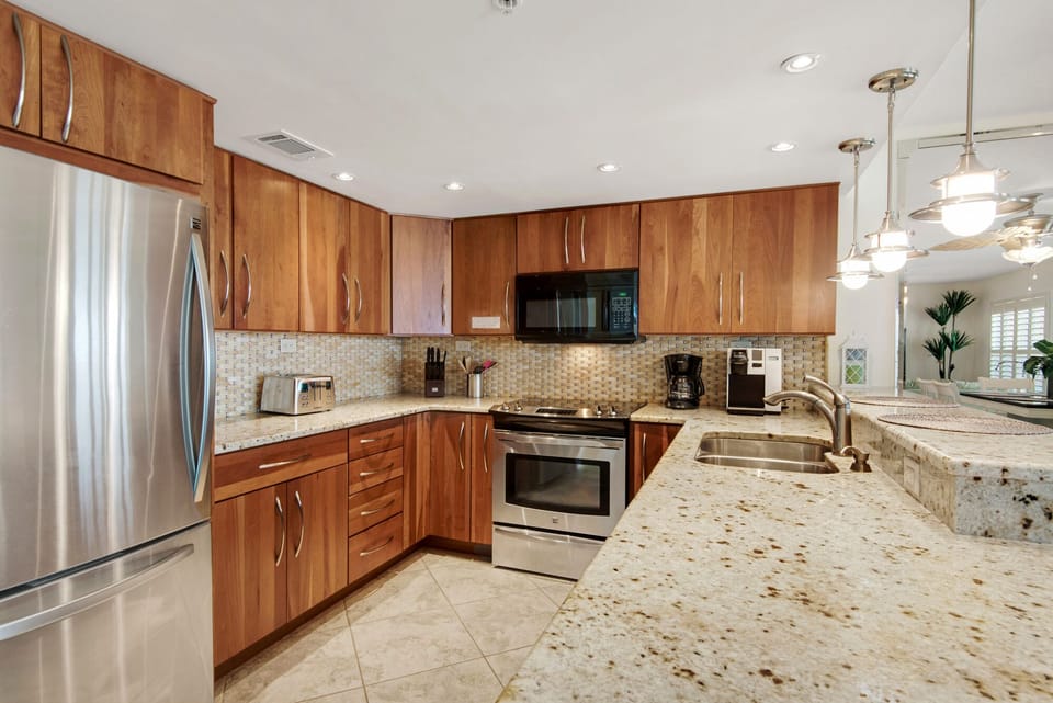 Dining in a pleasure with fully equipped kitchen, quality cookware & utensils