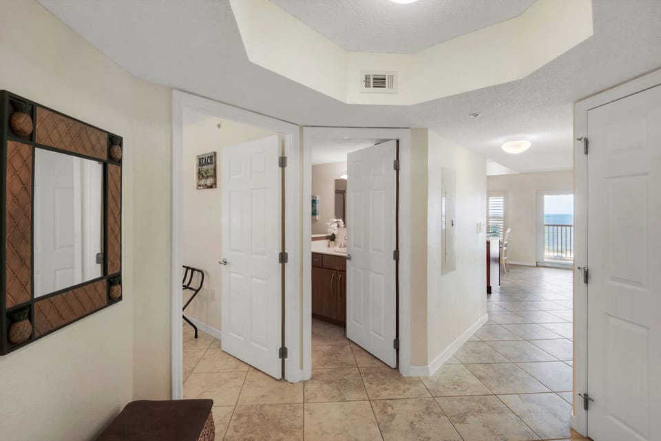 Hallway to the 2nd bed and bathroom