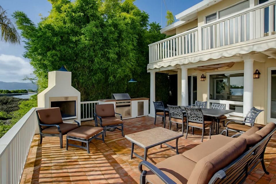 Outdoor living with built-in Gas BBQ and heater