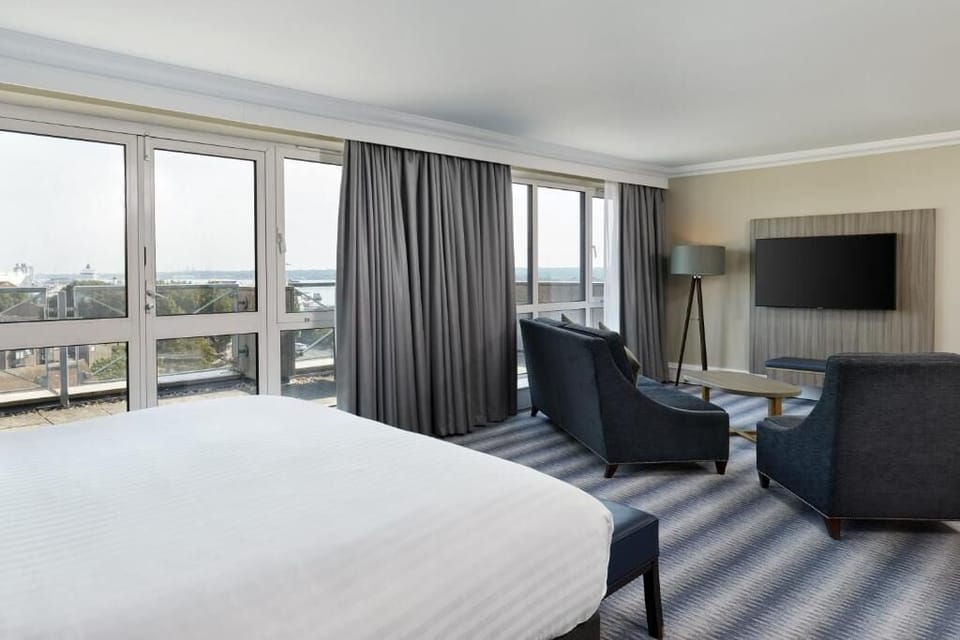 Junior Suite | Hypo-allergenic bedding, in-room safe, desk, laptop workspace