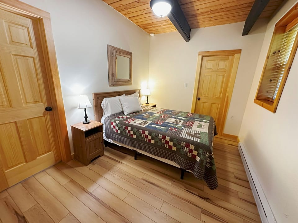 Lower Level Queen Bedroom (sleeps 2)