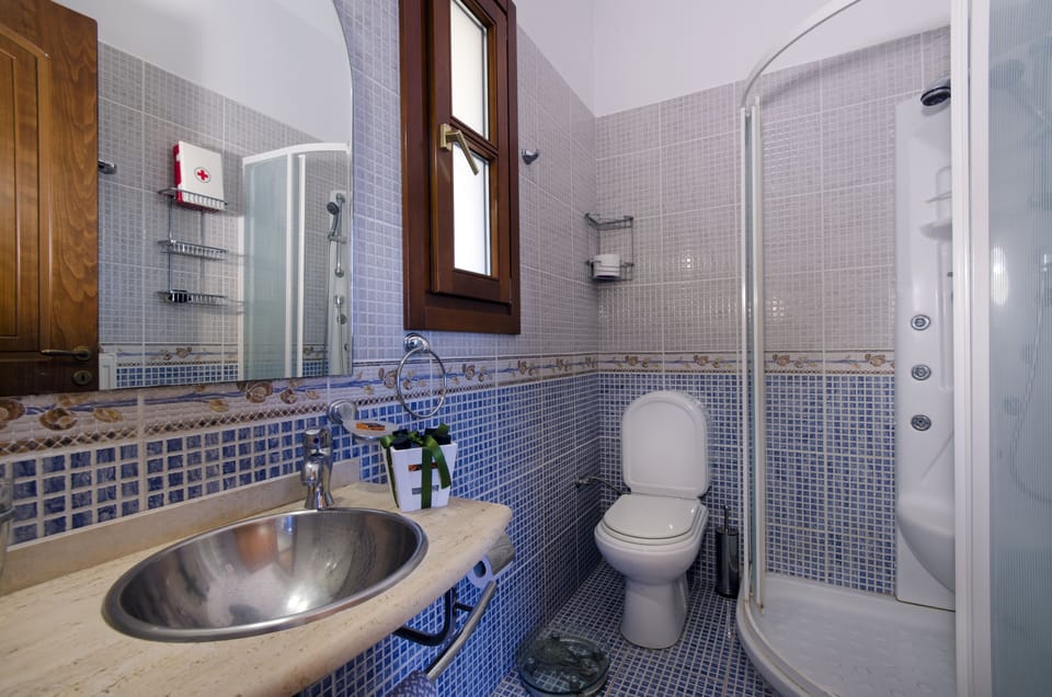 En-suite bathroom on the ground floor