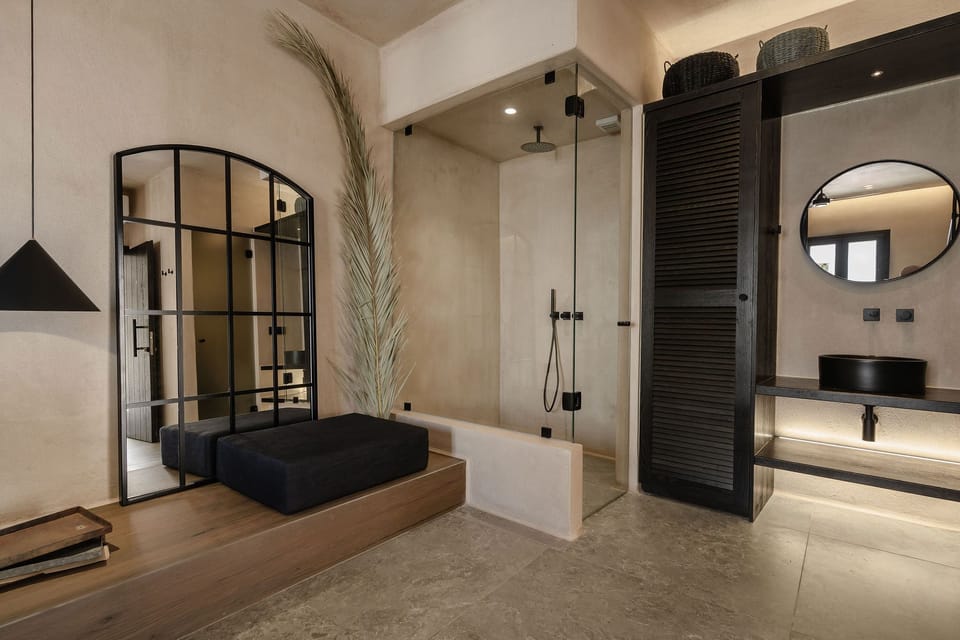 Junior Double Room | Bathroom | Shower, free toiletries, hair dryer, soap