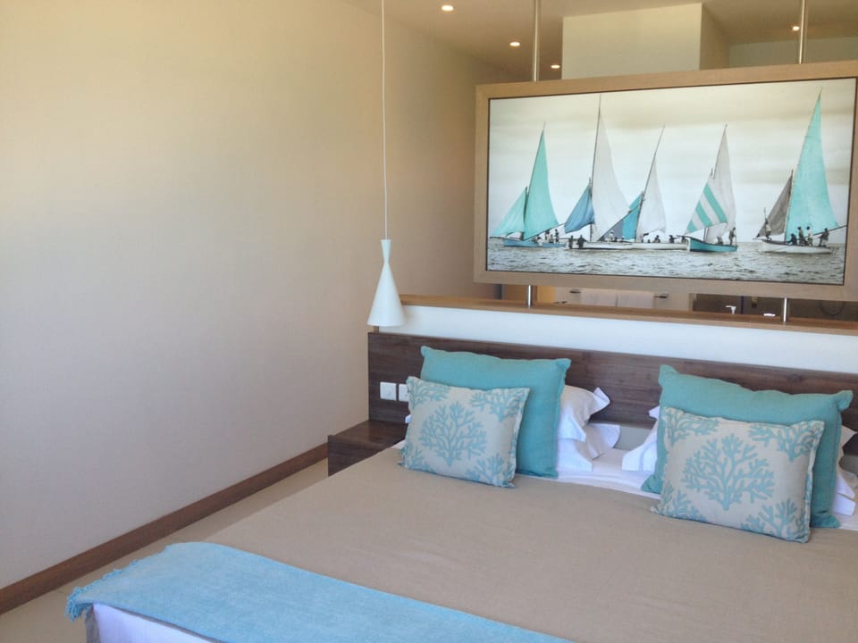In-room safe, iron/ironing board, WiFi (free), bed sheets