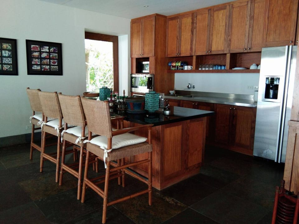Villa | Private kitchenette | Coffee/tea maker, full-size fridge, microwave, oven