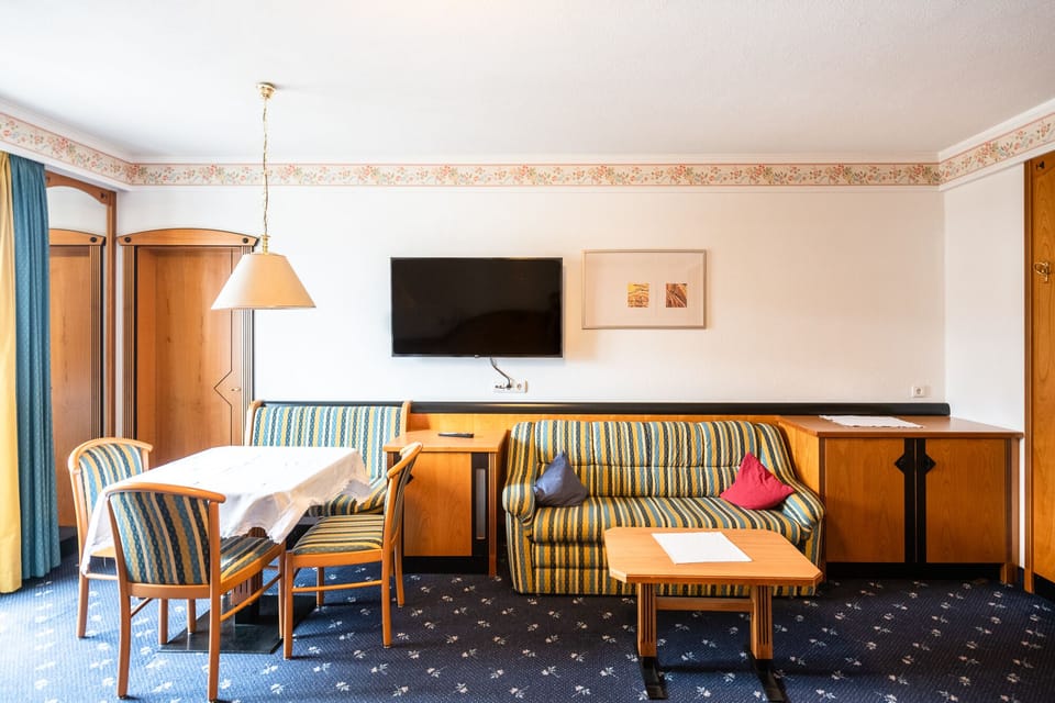 Junior Suite, Mountain View | In-room safe, individually furnished, desk, cribs/infant beds