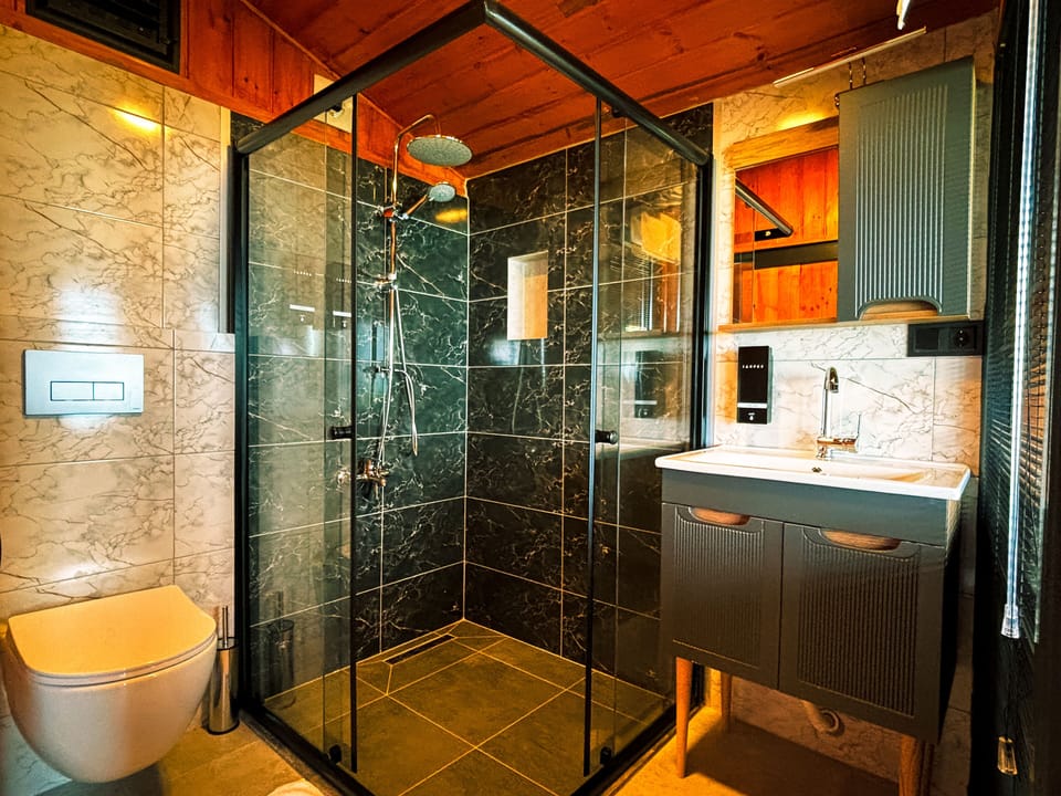 Superior Bungalow | Desk, free WiFi, bed sheets