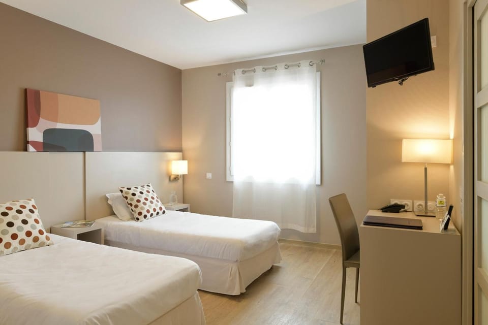 Comfort Twin Room | Desk, blackout drapes, soundproofing, free WiFi