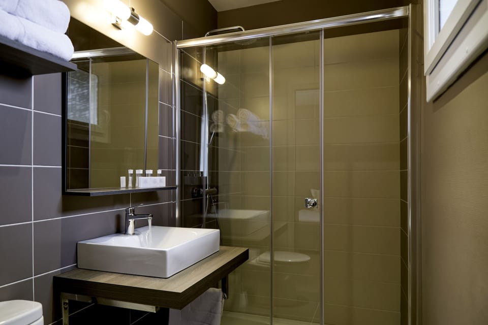 Shower, free toiletries, hair dryer, towels