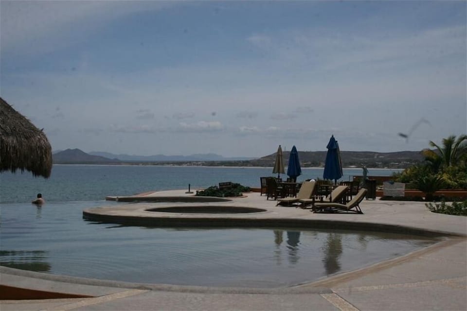 Infinity pool with swim up bar, one of two pools in VDC complex.