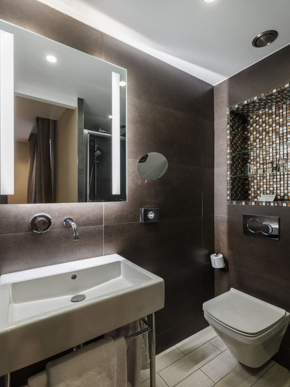 Executive Design Double Room | Bathroom | Shower, hair dryer, towels