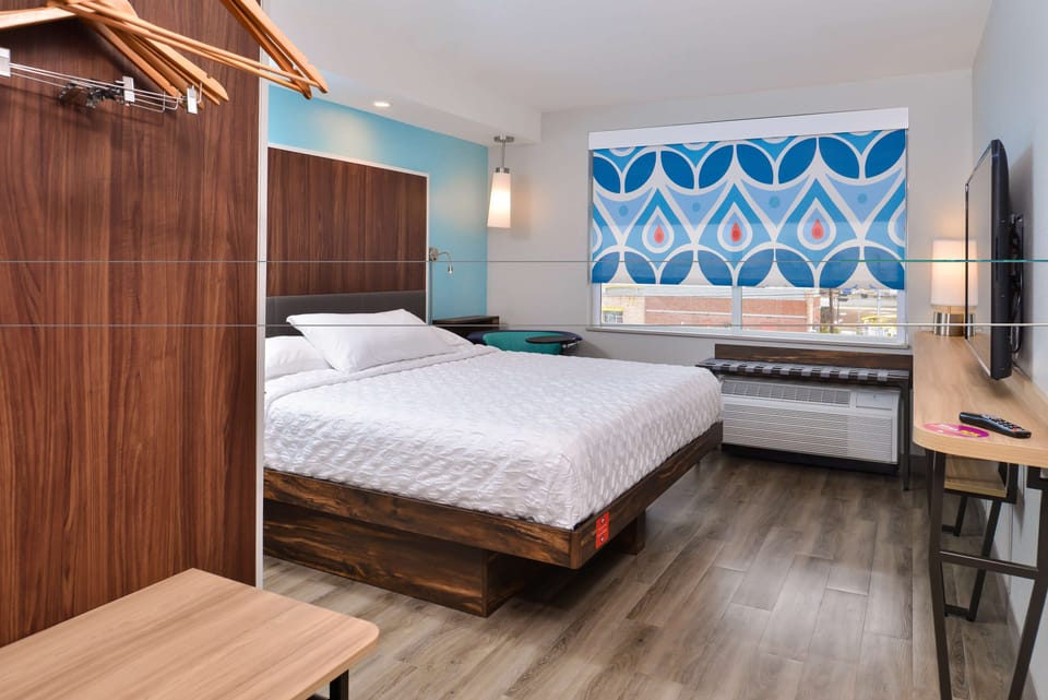 Minibar, laptop workspace, blackout drapes, free WiFi