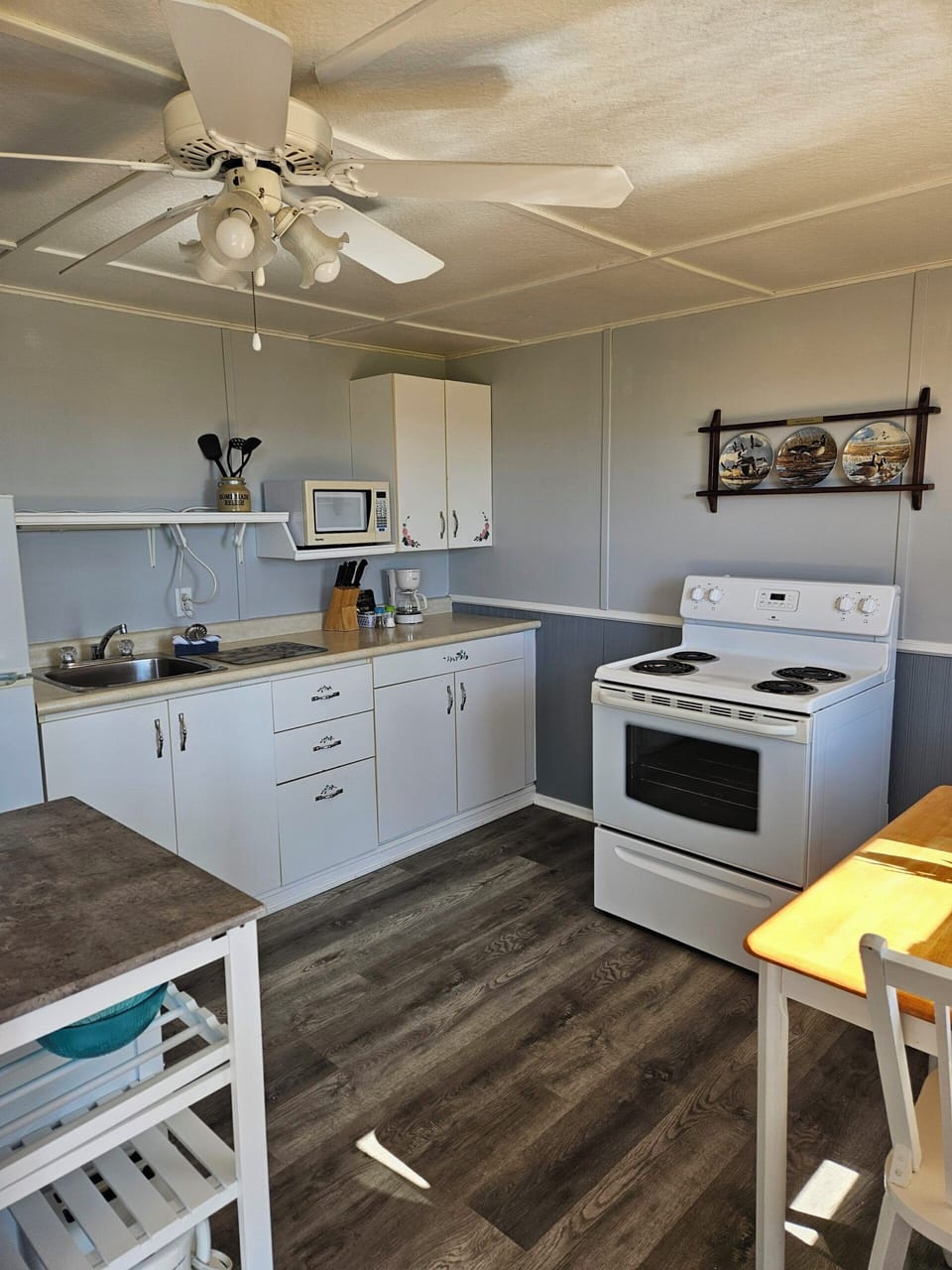 Cottage 10 | Private kitchen | Fridge, microwave, coffee/tea maker, electric kettle