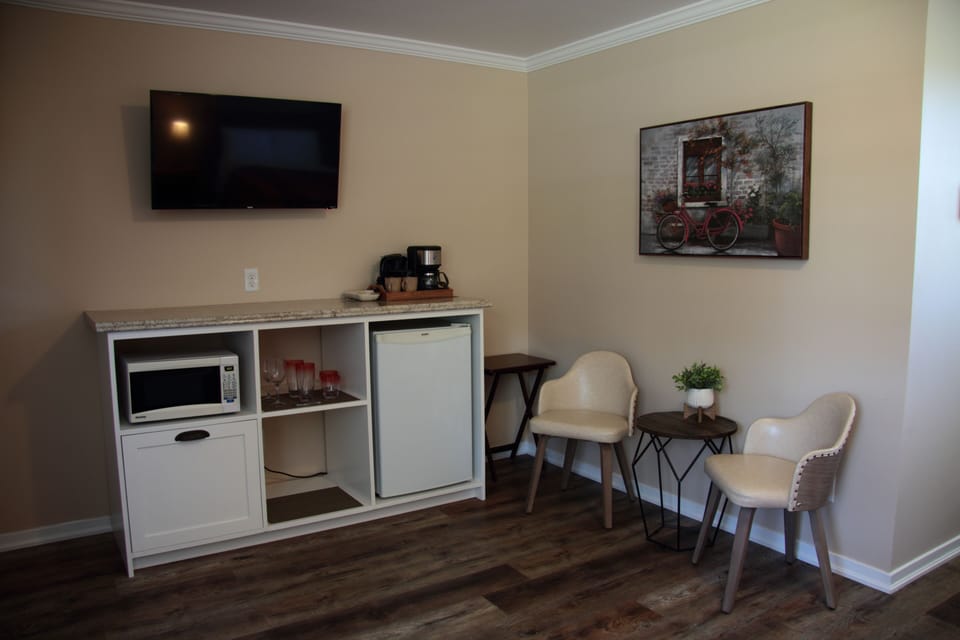 Guest Room with Kitchenette | Desk, iron/ironing board, free WiFi, bed sheets