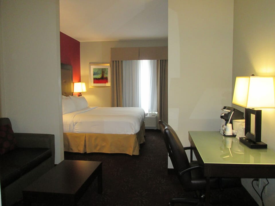 Deluxe Room, 1 King Bed, Non Smoking | In-room safe, desk, blackout drapes, soundproofing