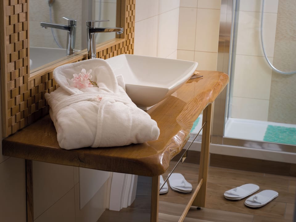 Superior Double or Twin Room, Sea View | Bathroom | Shower, rainfall showerhead, free toiletries, hair dryer