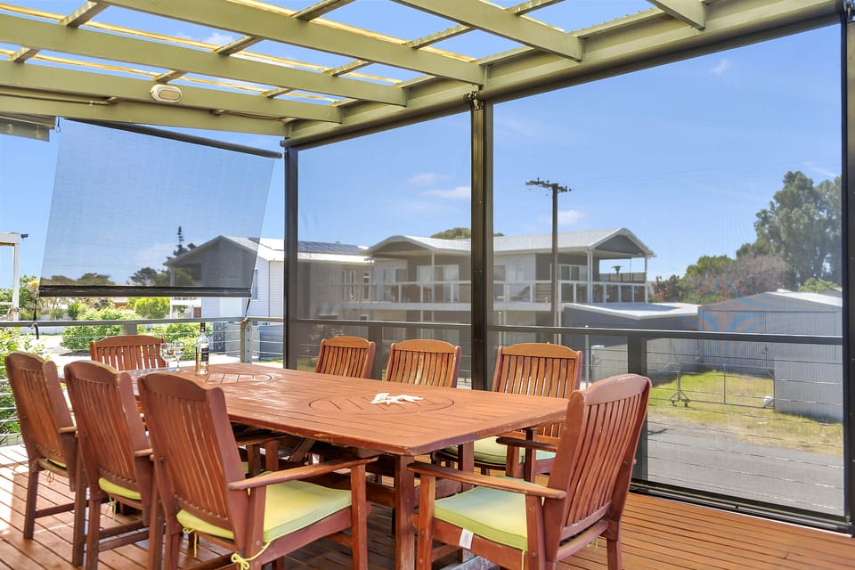 Green Reef Beach House | Family dining