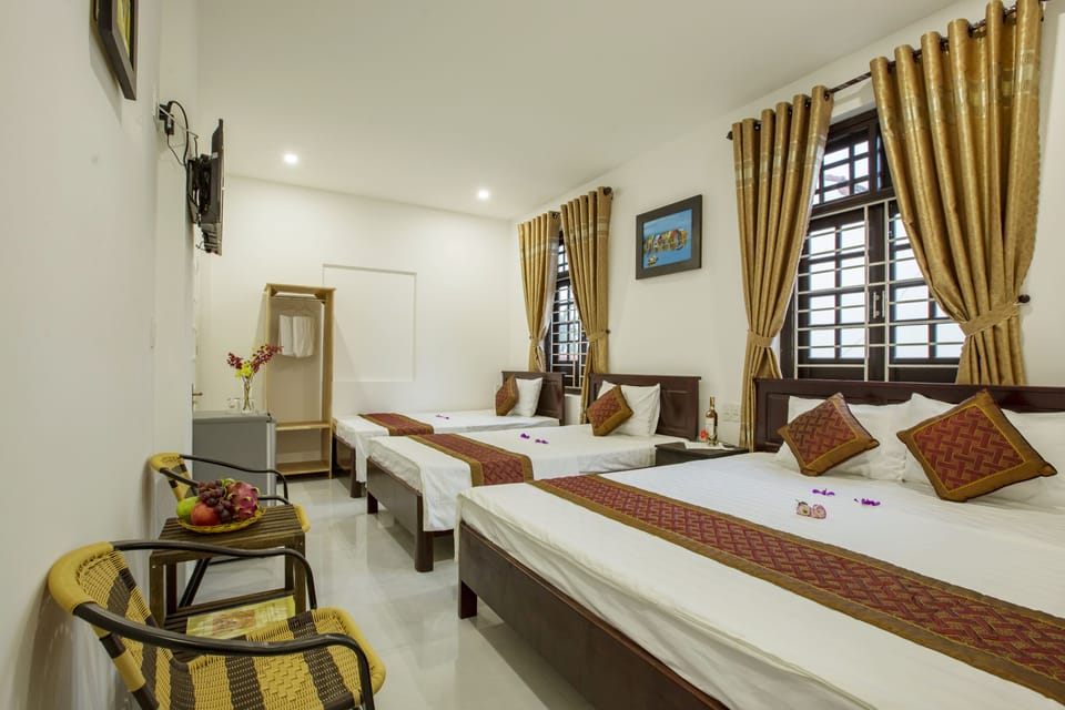 Deluxe Family Room | Minibar, in-room safe, desk, blackout drapes