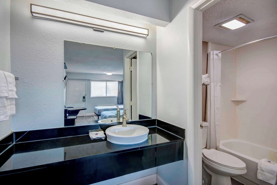 Combined shower/tub, towels