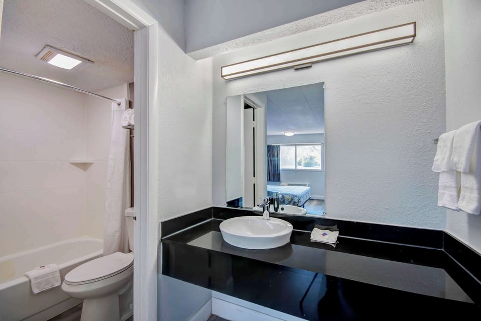 Combined shower/tub, towels