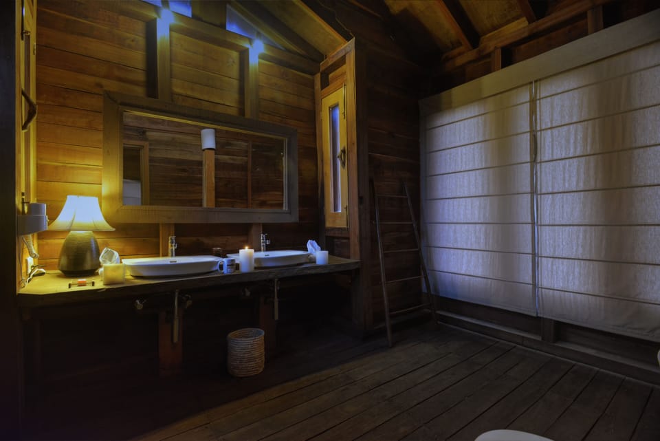 Luxury Cottage, 1 King Bed, Non Smoking | Bathroom | Shower, free toiletries, towels, soap