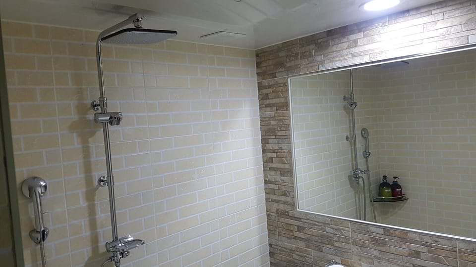 Comfort Room, 1 Queen Bed, Mountainside | Free WiFi
