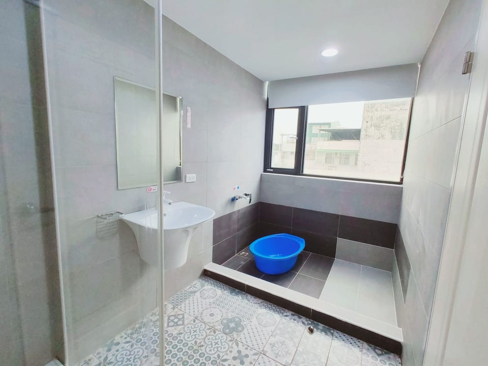Family Quadruple Room | Bathroom | Free toiletries, hair dryer, slippers, towels
