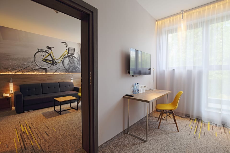 Premium Double Room, 1 King Bed | In-room safe, desk, blackout drapes, soundproofing