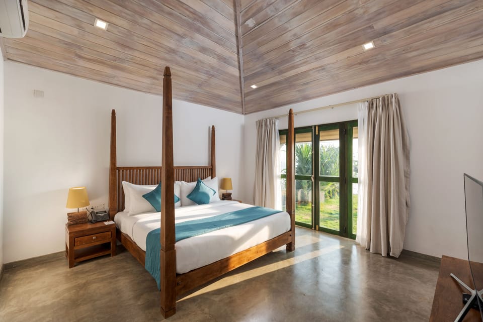 Premier Suite | Egyptian cotton sheets, premium bedding, minibar, in-room safe
